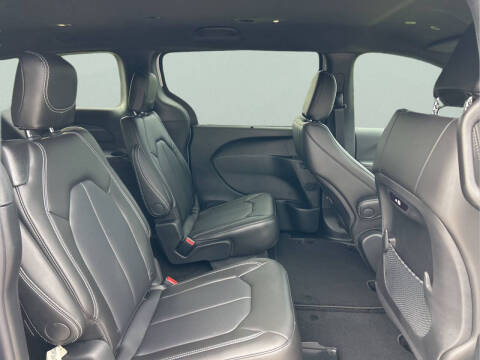 2027 Chrysler Pacifica Select
