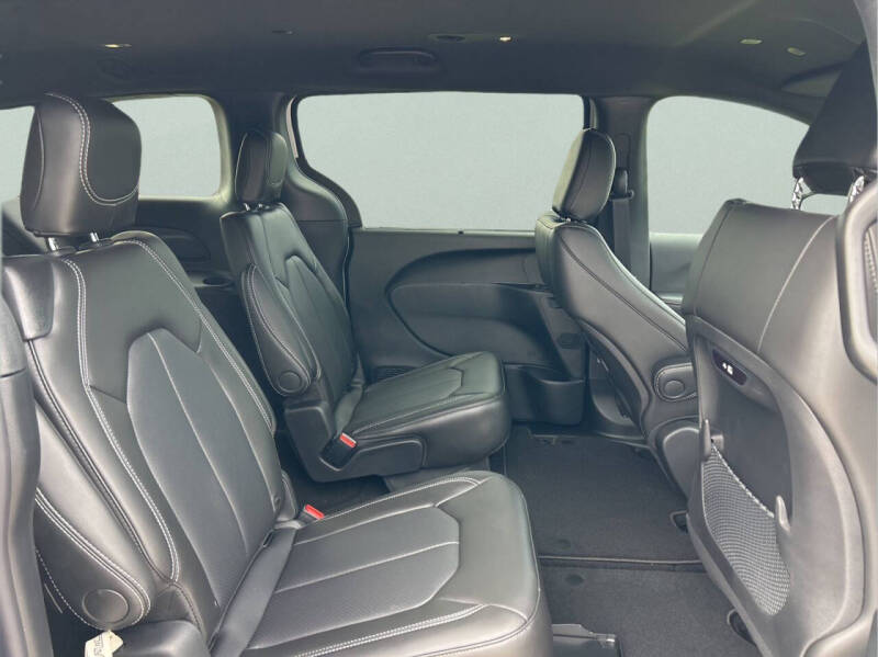 2027 Chrysler Pacifica Select