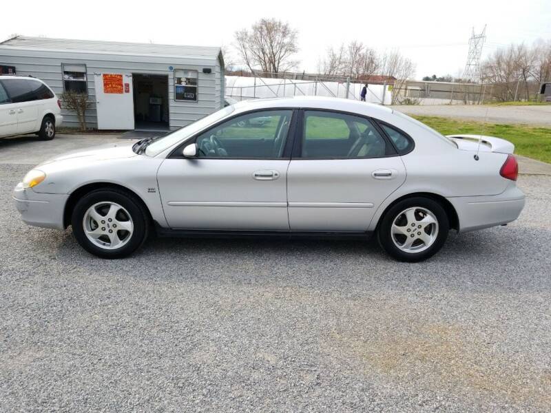 2003 Ford Taurus for sale at CAR-MART AUTO SALES in Maryville TN