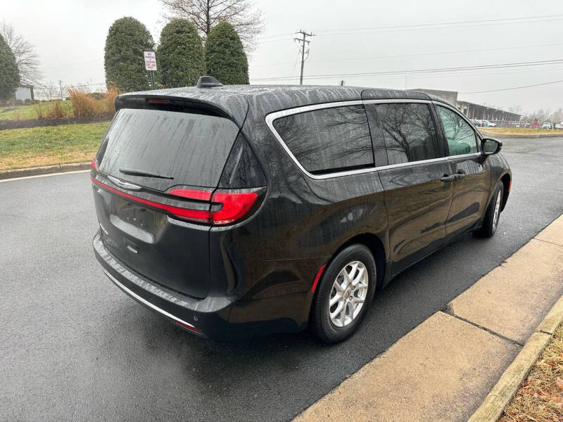 2023 Chrysler Pacifica Touring L photo 8