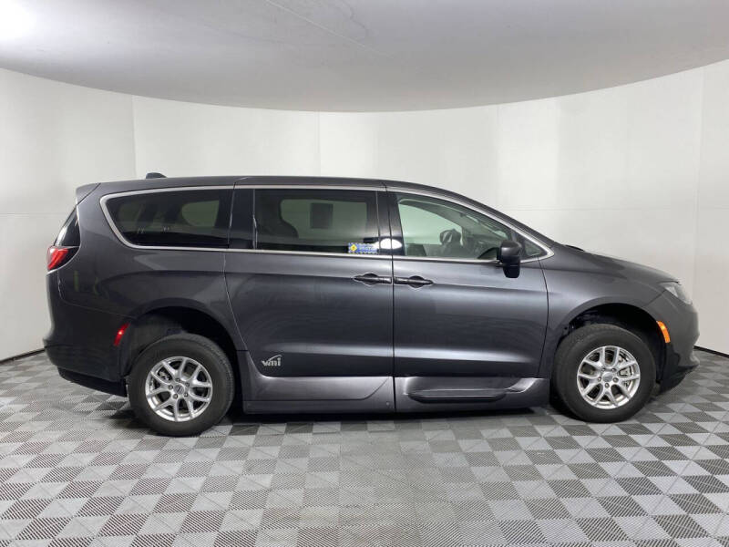 2022 Chrysler Voyager LX