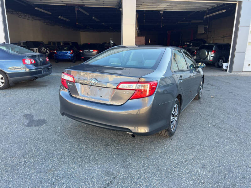 2014 Toyota Camry LE photo 13