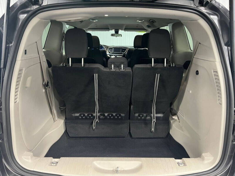 2022 Chrysler Voyager LX