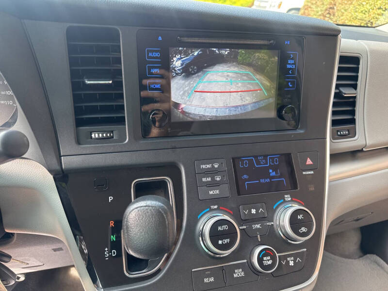 2015 Toyota Sienna LE 7-Passenger Auto Access Seat