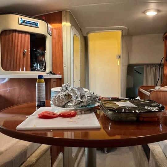 2005 Rinker 270 Express Cruiser