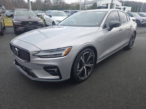 2024 Volvo S60 B5 Plus Dark Theme