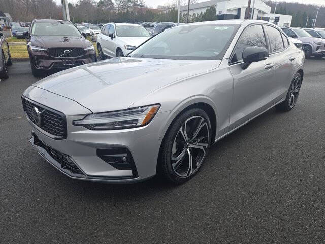 2024 Volvo S60 B5 Plus Dark Theme