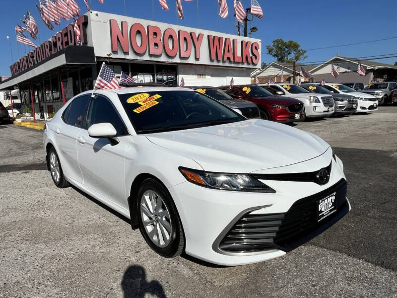 2022 Toyota Camry LE's photo