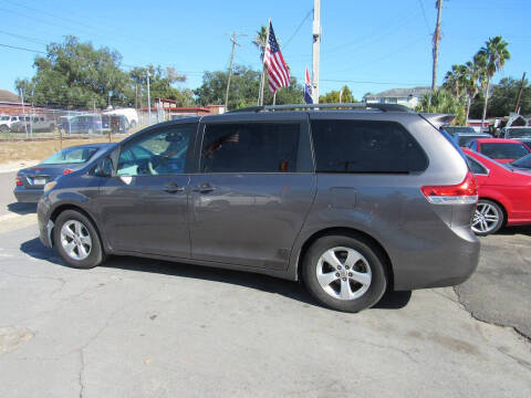 2013 Toyota Sienna LE 8-Passenger