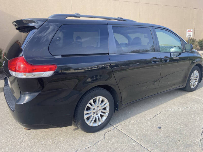 Image 2 of 2013 Toyota Sienna XLE 8-Passenger