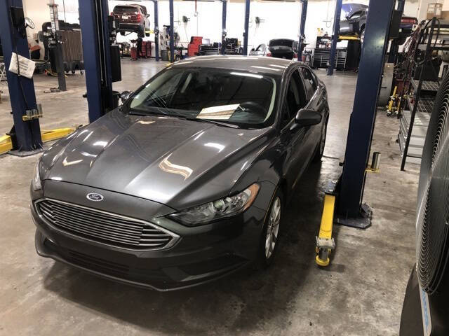 2017 Ford Fusion SE photo 2