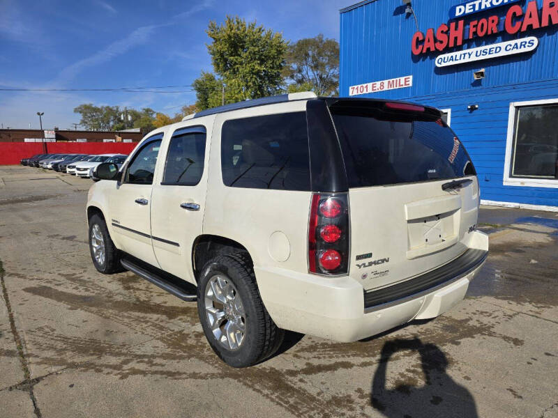 2011 GMC Yukon Denali photo 3