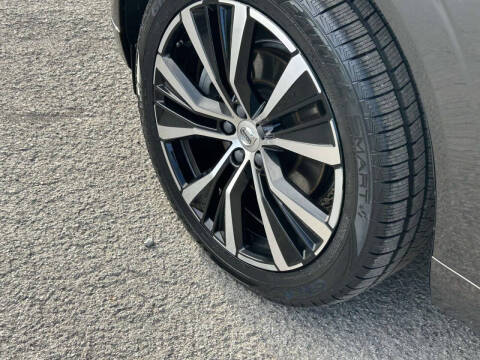 2023 Volvo XC60 B5 Plus Dark Theme