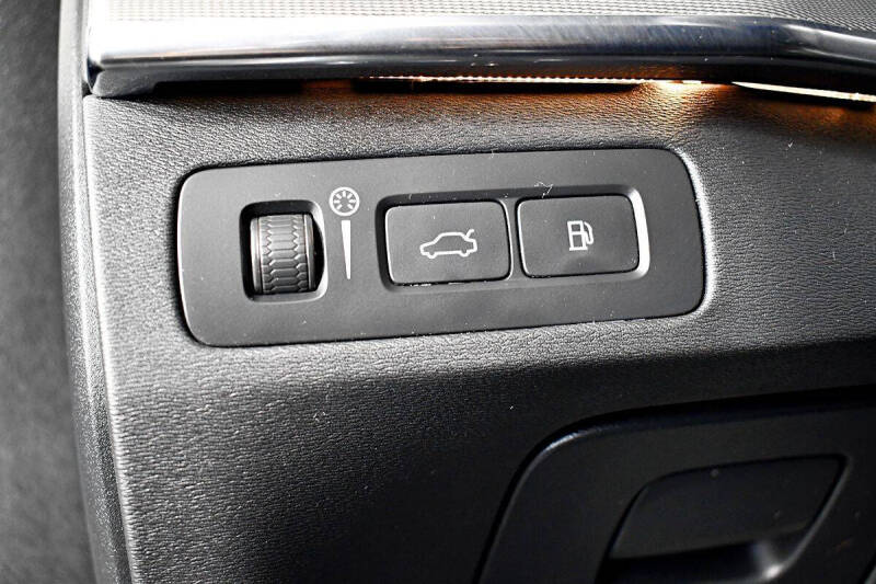 2022 Volvo XC90 Recharge T8 R-Design