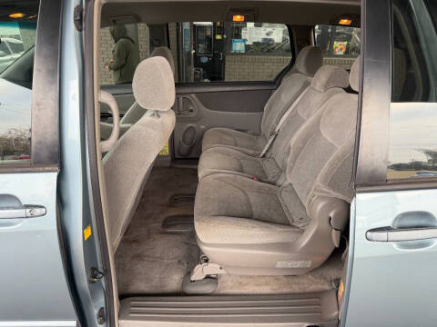 2005 Toyota Sienna LE 8 Passenger