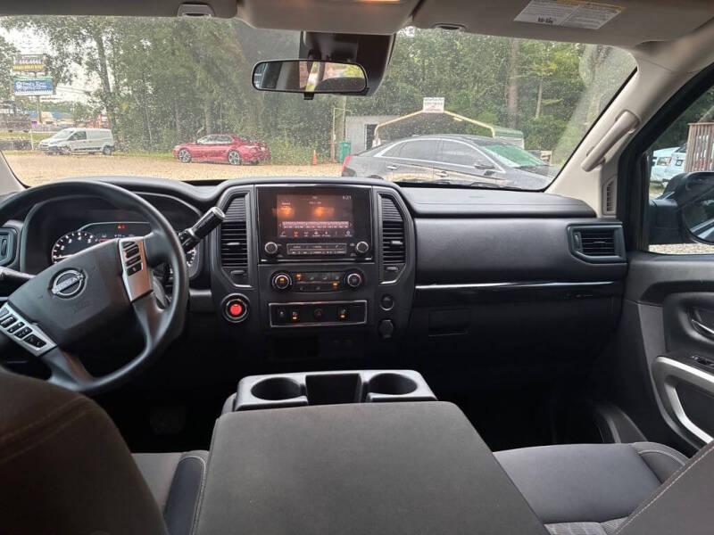 2023 Nissan Titan SV