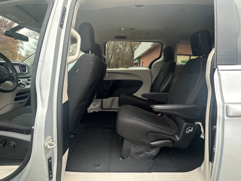 2022 Chrysler Voyager LX