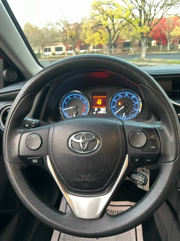 2019 Toyota Corolla LE photo 17