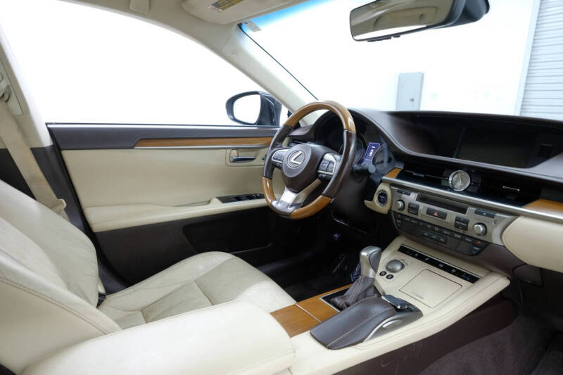 2017 Lexus ES 300h