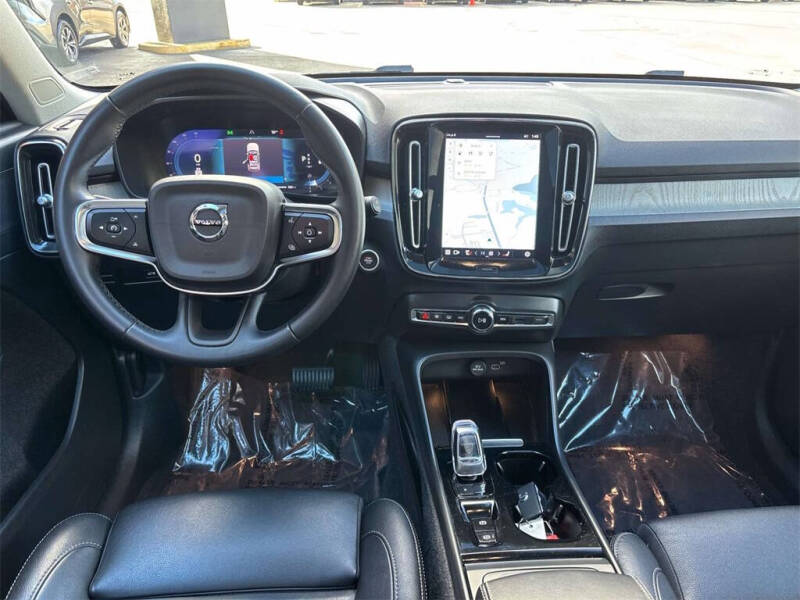 2024 Volvo XC40 B5 Plus Dark Theme
