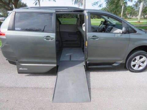 2014 Toyota Sienna LE Mobility 7-Passenger