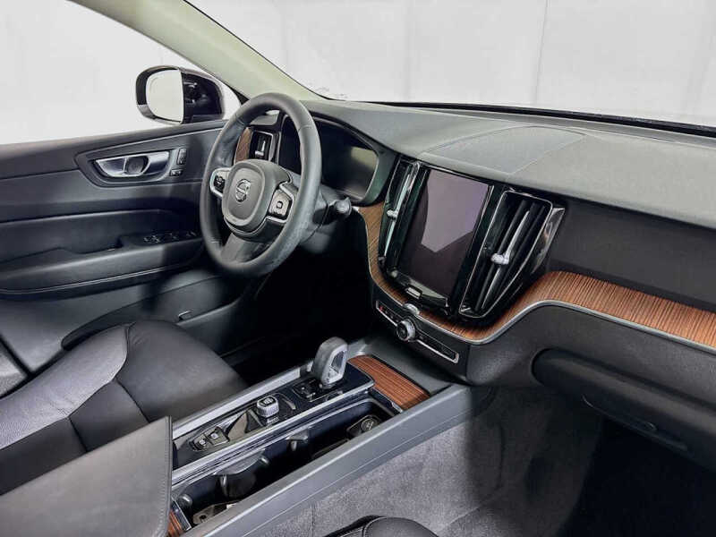 2023 Volvo XC60 B5 Plus Dark Theme