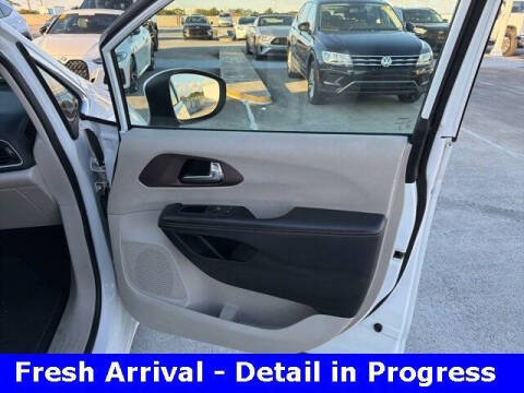 2022 Chrysler Voyager LX