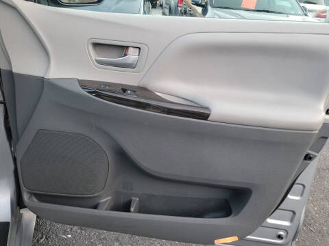 2015 Toyota Sienna XLE 8-Passenger