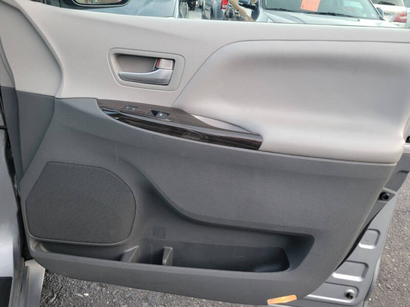 2015 Toyota Sienna XLE 8-Passenger