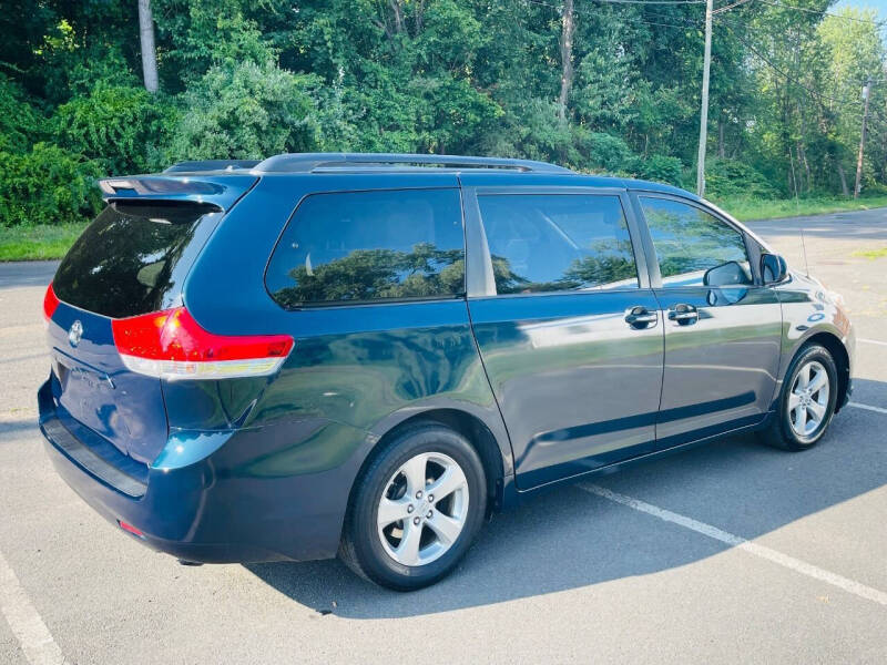2011 Toyota Sienna LE 7-Passenger Auto Access Seat