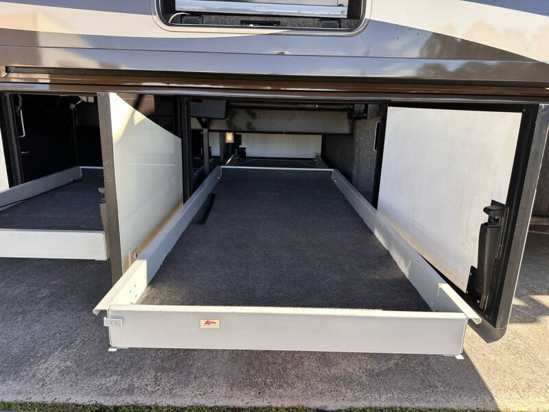 2011 Newmar Ventana 43’  1.5 Bath Pre-Def Diesel KingBed