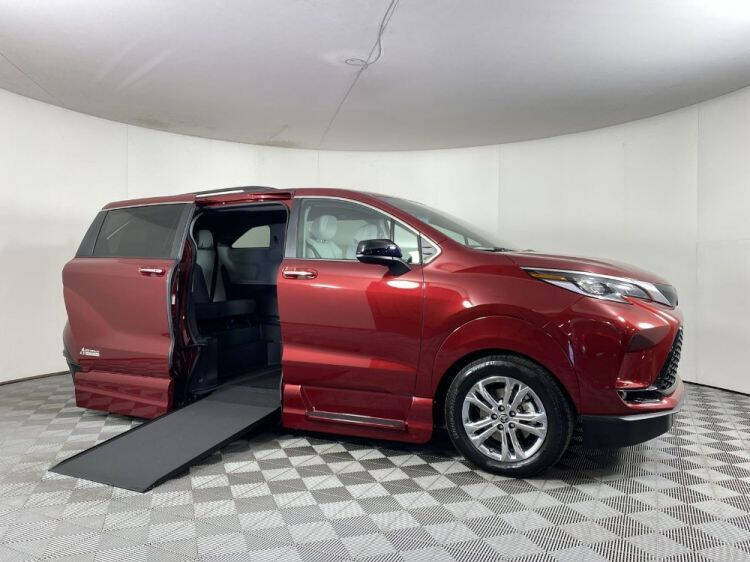 2022 Toyota Sienna XSE 7-Passenger