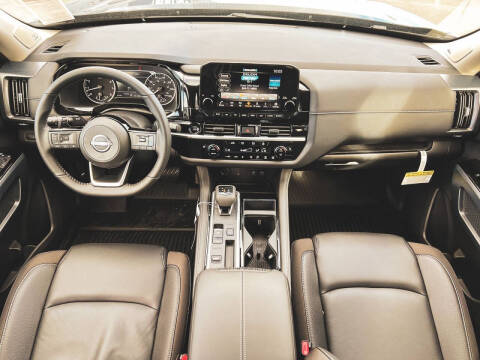 2025 Nissan Pathfinder SL