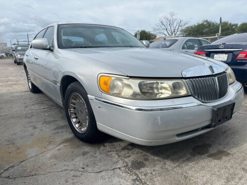 2001 Lincoln Town Car for sale at CC AUTOMART PLUS in Corpus Christi TX