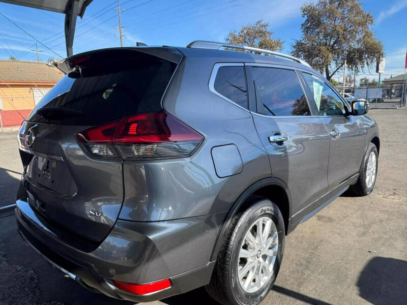 2020 Nissan Rogue SV photo 3