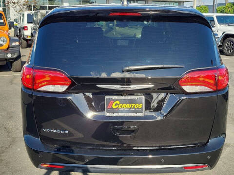 2025 Chrysler Voyager LX