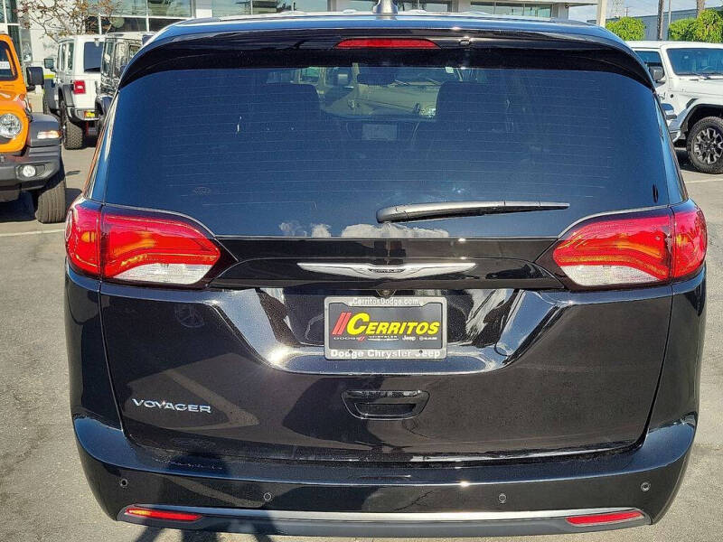 2025 Chrysler Voyager LX