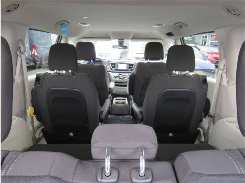 2022 Chrysler Voyager LX