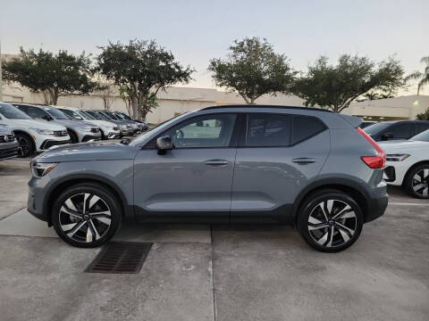 2023 Volvo XC40 B5 Plus Dark Theme