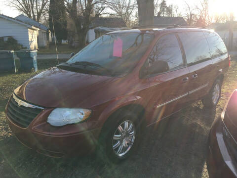 2005 Chrysler Town and Country for sale at Antique Motors in Plymouth IN