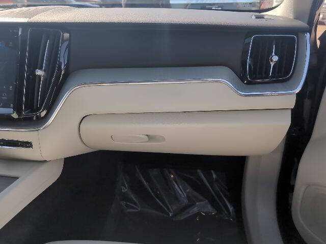 2023 Volvo XC60 B5 Plus Dark Theme