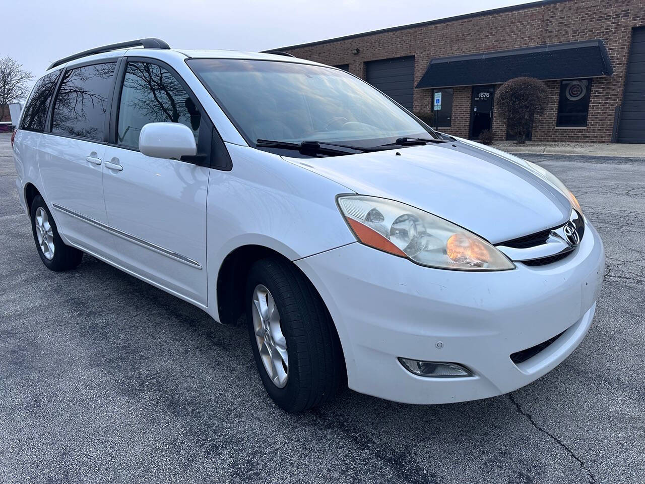 2006 Toyota Sienna for sale at Genuine Motors in Schaumburg, IL