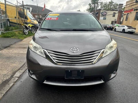 2011 Toyota Sienna XLE 7-Passenger Auto Access Seat