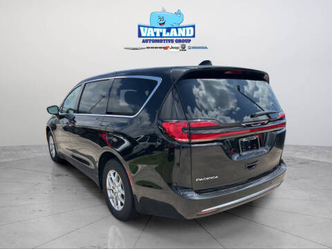 2027 Chrysler Pacifica Select