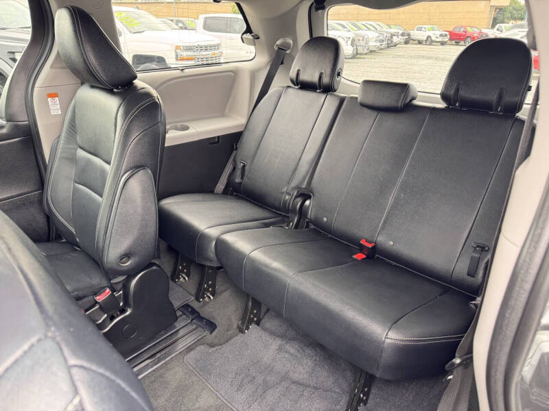 2019 Toyota Sienna SE 8-Passenger