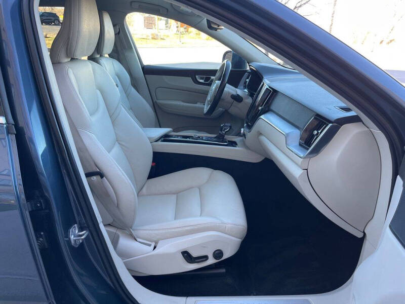 2020 Volvo XC60 T5 Momentum