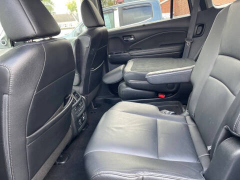 2022 Honda Pilot Touring w/Rear Captain's Chairs