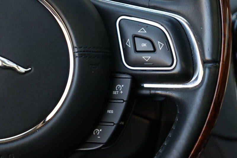 2016 Jaguar XJ R-Sport