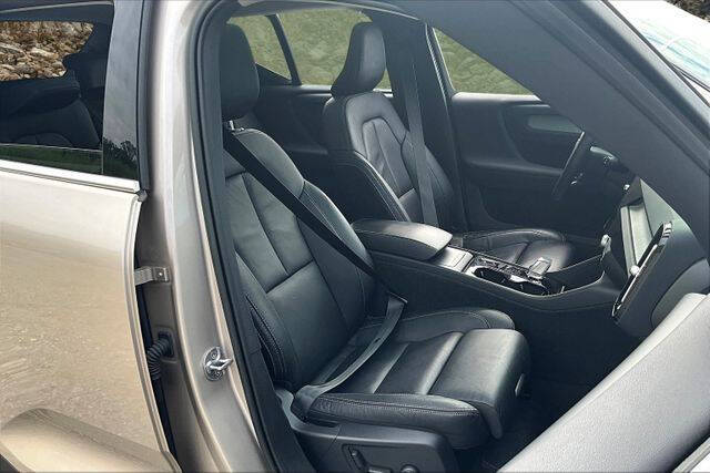 2023 Volvo XC40 B5 Plus Bright Theme