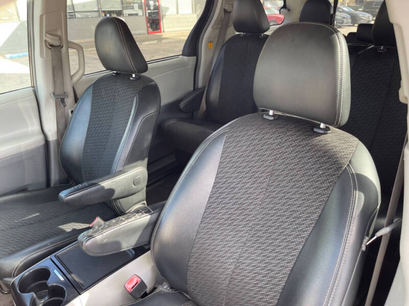 2013 Toyota Sienna SE 8-Passenger